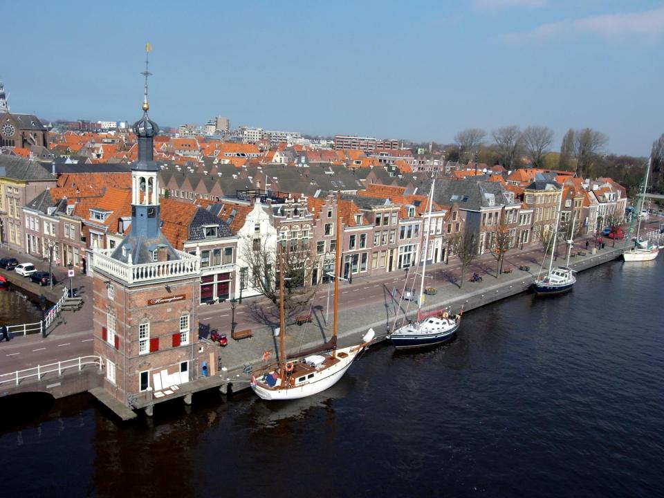Haven in Alkmaar met de accijnztoren ernaast